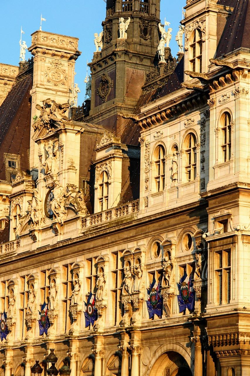 Renaissance Hotels: The Essential Guide to Art and Local Discovery