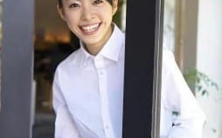 Restaurant Hostess – Meaning,Job Description,Salary,Dress Code & More