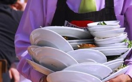 How a Waiter should Clear Guest Table at Restaurant (Ultimate Guide)