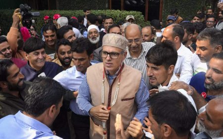 J&K CM stresses on supporting tourism, manufacturing and trade at pre-budget meetings