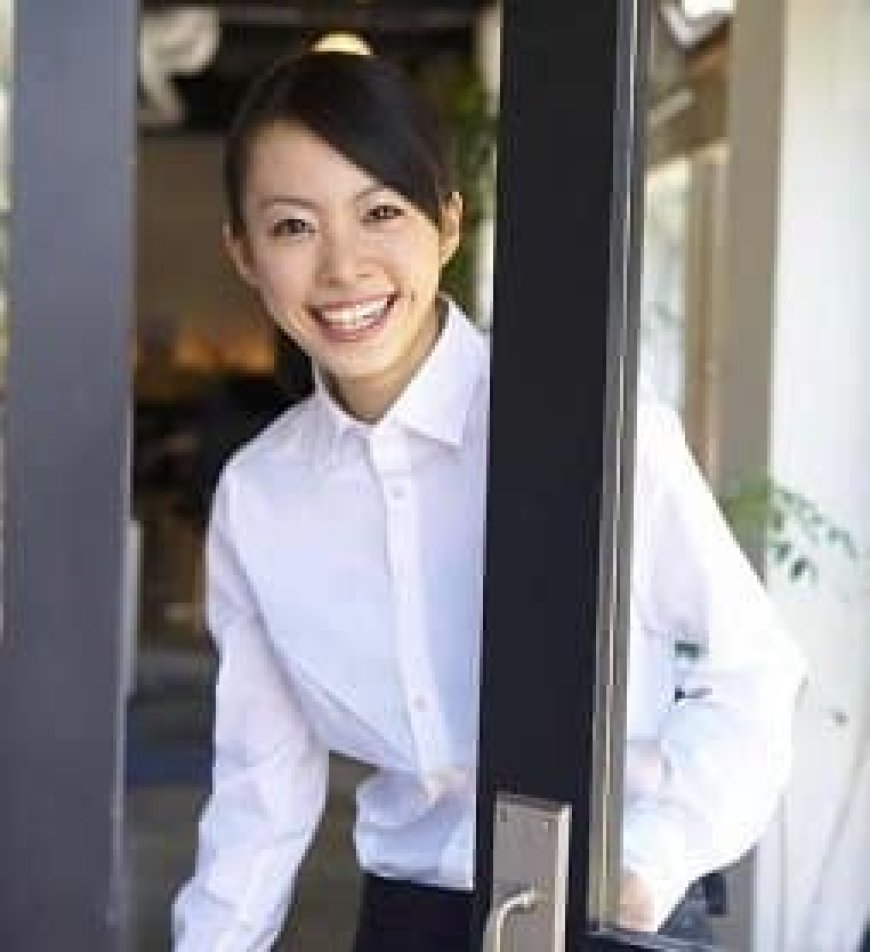 Restaurant Hostess – Meaning,Job Description,Salary,Dress Code & More