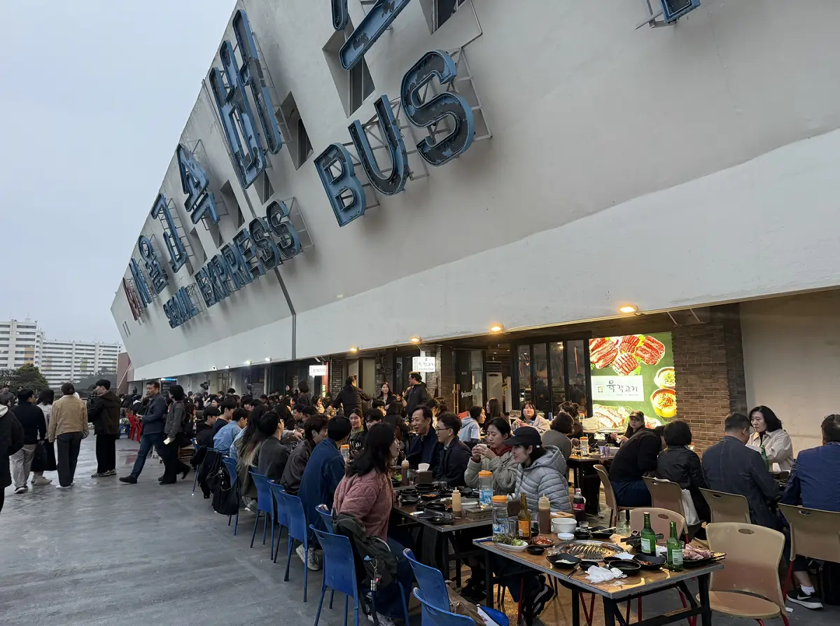 Seoul’s ‘Yajang’ Outdoor Dining Surge Strains Streets Amid Long Wait Times