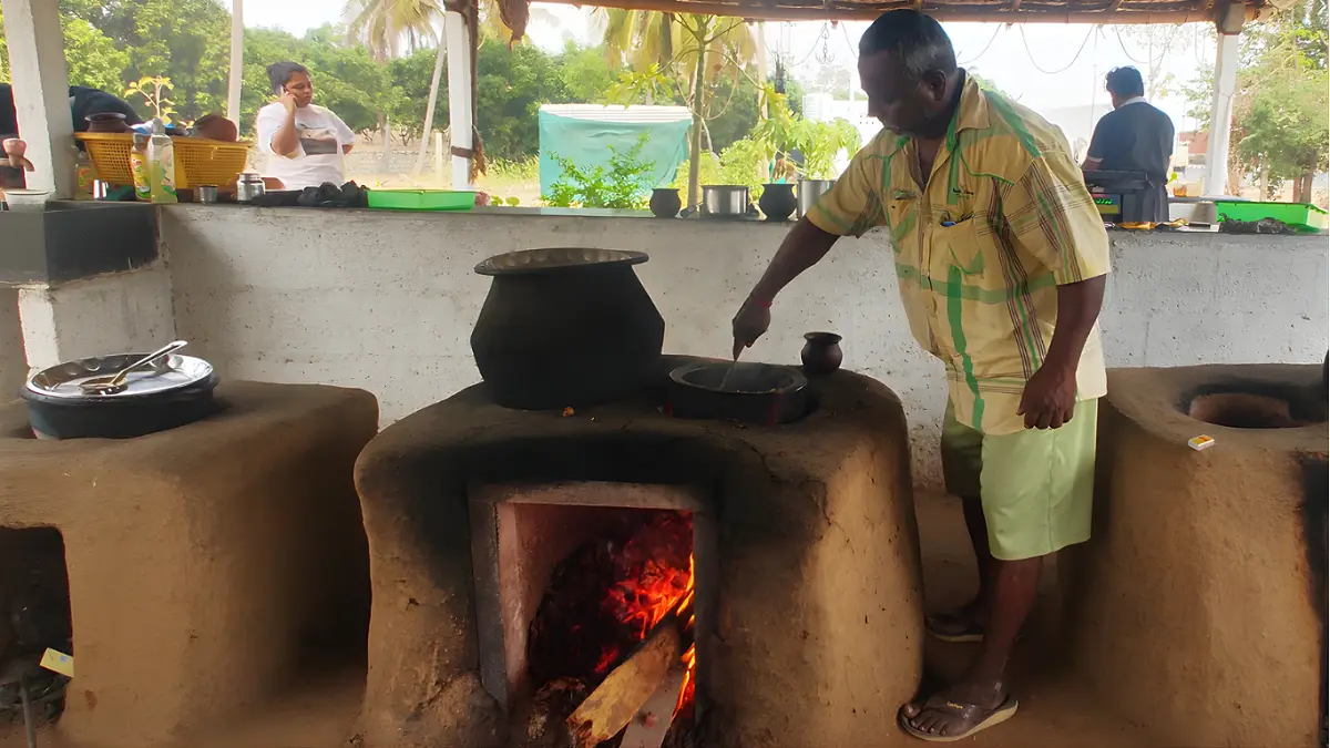 Mangaluru Hotels Shift to Firewood as LPG Shortage Disrupts Operations