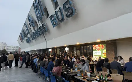 Seoul’s ‘Yajang’ Outdoor Dining Surge Strains Streets Amid Long Wait Times