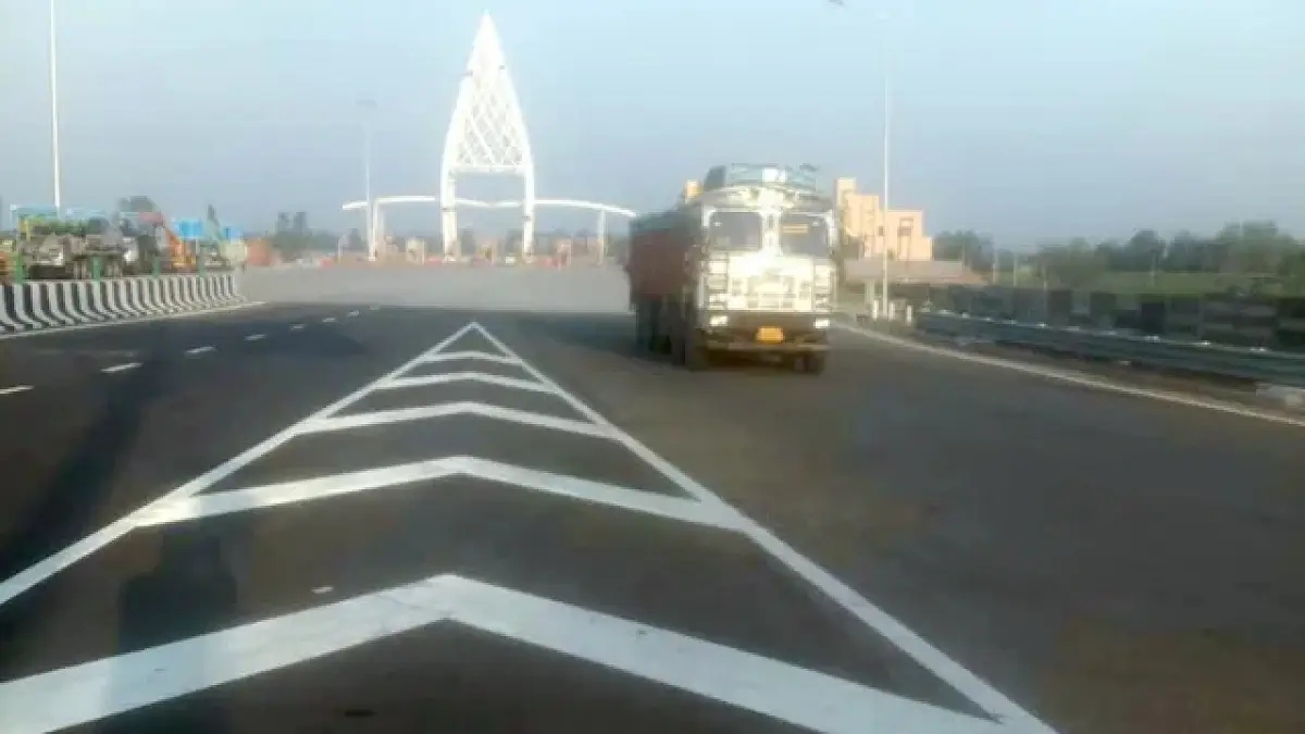 Ganga Expressway Goes Toll-Active: Traffic Drops Nearly 50% Overnight as Adani and IRB Begin Charging — Full Rate List Inside