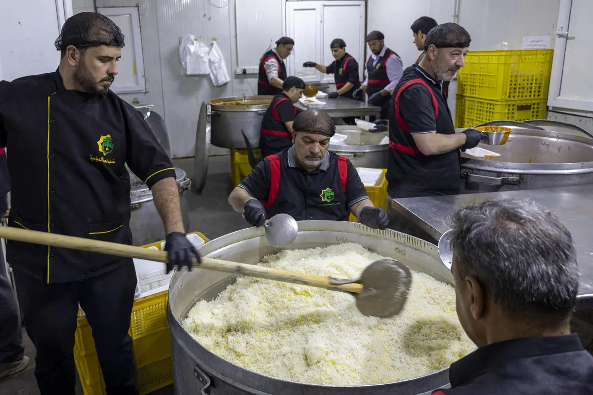 Al-Abbas Shrine Host Department Serves 15,000 Meals to Karbala Visitors