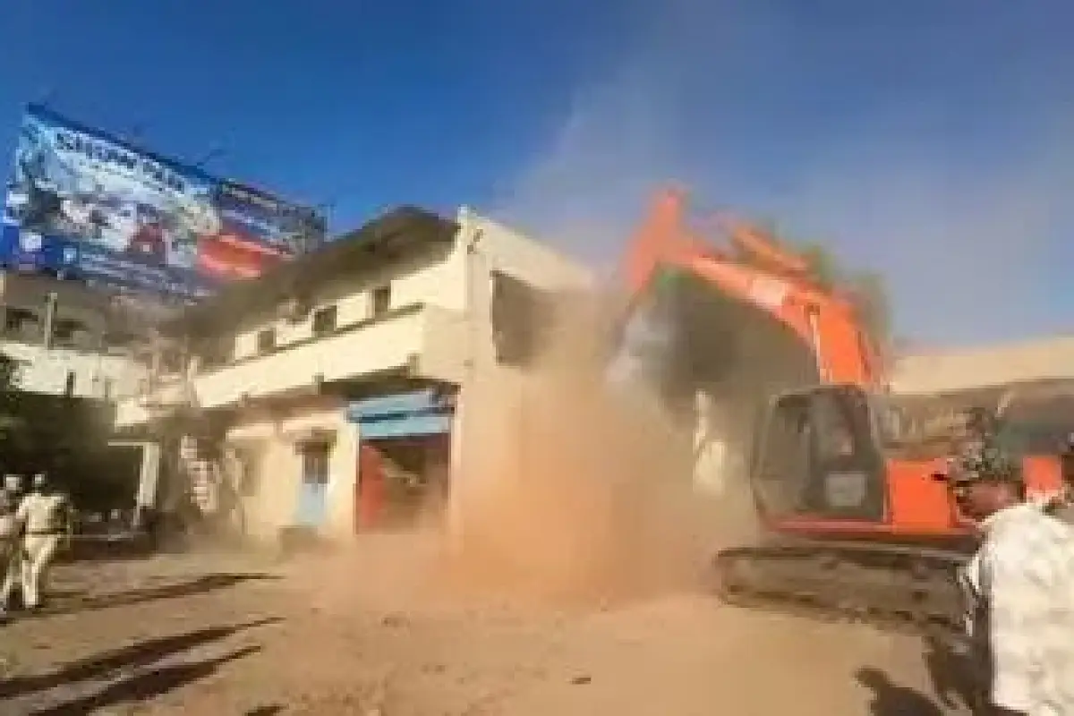 KMC Clears Illegal Structures Near Tawde Hotel as Kolhapur Ramps Up Anti-Encroachment Drive