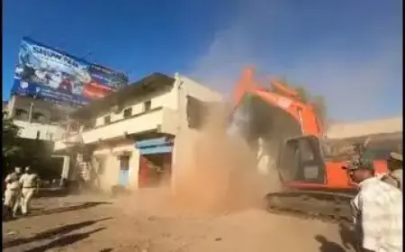 KMC Clears Illegal Structures Near Tawde Hotel as Kolhapur Ramps Up Anti-Encroachment Drive