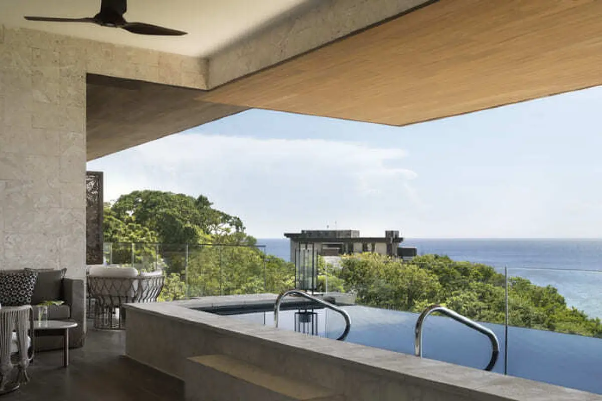 Bêyabu Rooftop Kimpton Grand Roatán Opens Over West Bay Beach