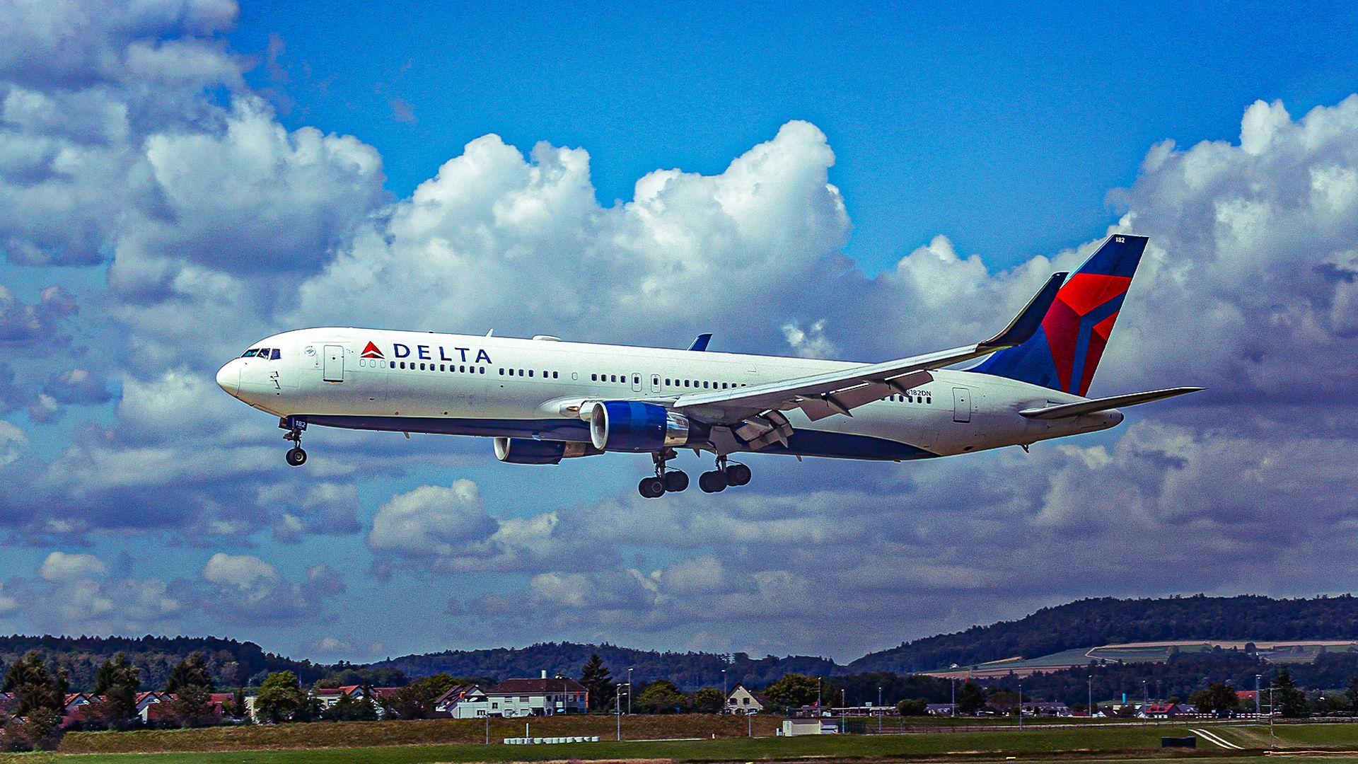 Selma Blair Arrest: Breaking Details on Delta Flight Assault Case
