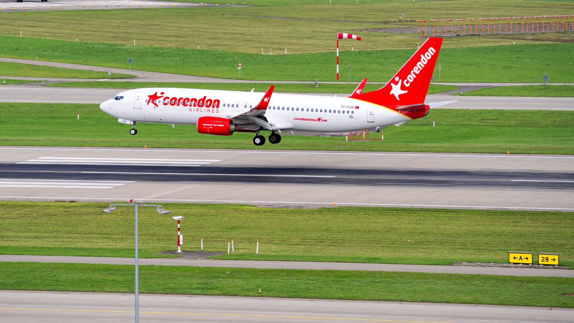Nuremberg airport closure: Breaking details on 737-800 jet alert