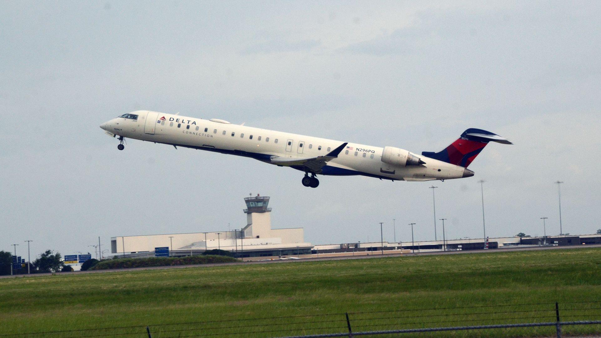 Delta Flight LaGuardia: Breaking Alert on Near-Miss Landing Incident