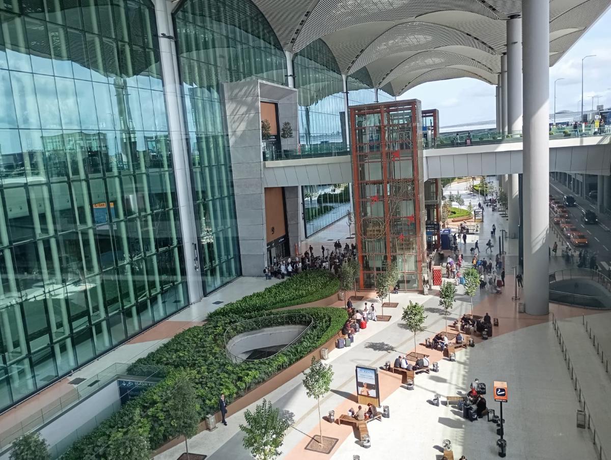 Middle East Flight Disruptions: 1,547 Delays, 487 Cancellations Revealed