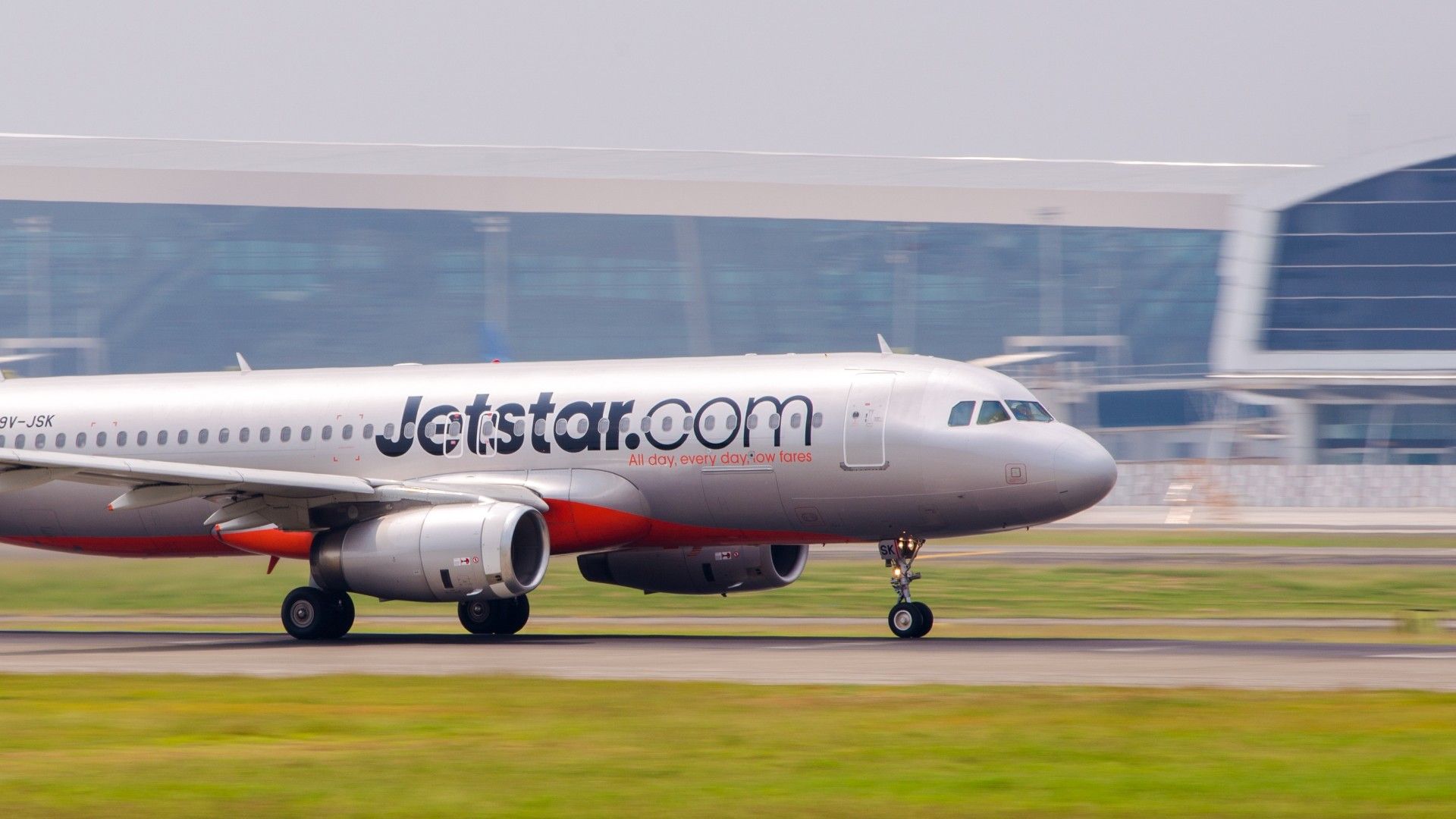 Jetstar Qantas ban influencer: Breaking details on safety stunt