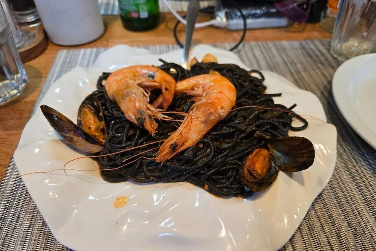 Rex Cross Gains Top Ratings in London Amid Push for Traditional Menus Over QR Codes