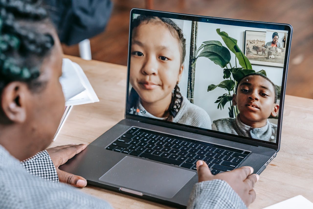 Online tutor conducting a virtual lesson with a student, representing the accessibility and flexibility of online courses and tutoring.