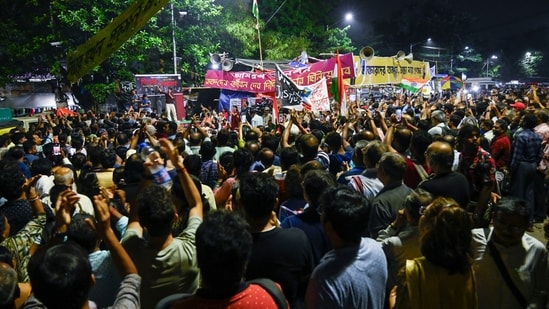 People protest with junior doctors demanding justice for the RG Kar victim and change in the healthcare system (Photo by Samir Jana/ Hindustan Times)(Hindustan Times)