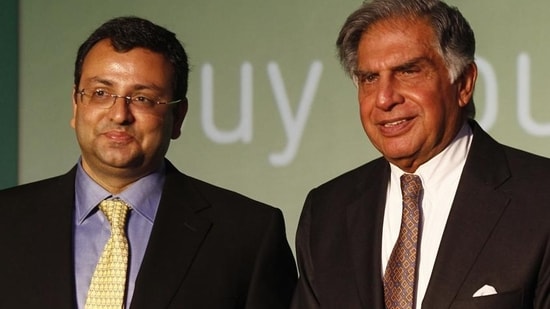 Ratan Tata (R) began having second thoughts about Cyrus Mistry even before the latter formally taking over the position.(Kalpak Pathak/HT File Photo)