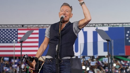 Bruce Springsteen gestures during a rally for Democratic presidential nominee U.S. Vice President Kamala Harris in Georgia, U.S., October 24, 2024. REUTERS/Kevin Lamarque TPX IMAGES OF THE DAY(REUTERS)