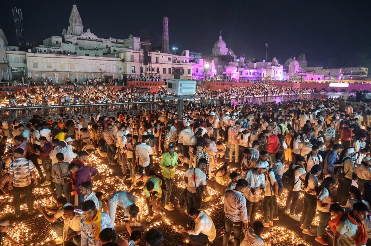 Citizen take part in the 'Deepotsav 2024' on the eve of the 'Diwali' festival, in Ayodhya on October 30.(Deepak Gupta/ Hindustan Times)