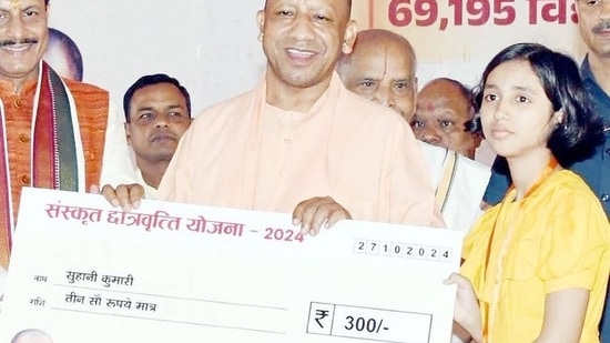 UP CM Yogi Adityanath handed over cheques worth <span class=