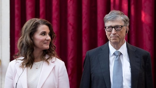 FILE PHOTO: Philanthropist and co-founder of Microsoft, Bill Gates (R) and his wife Melinda listen to the speech by French President Francois Hollande, prior to being awarded Commanders of the Legion of Honor at the Elysee Palace in Paris, France, April 21, 2017. REUTERS/Kamil Zihnioglu/Pool/File Photo (REUTERS)