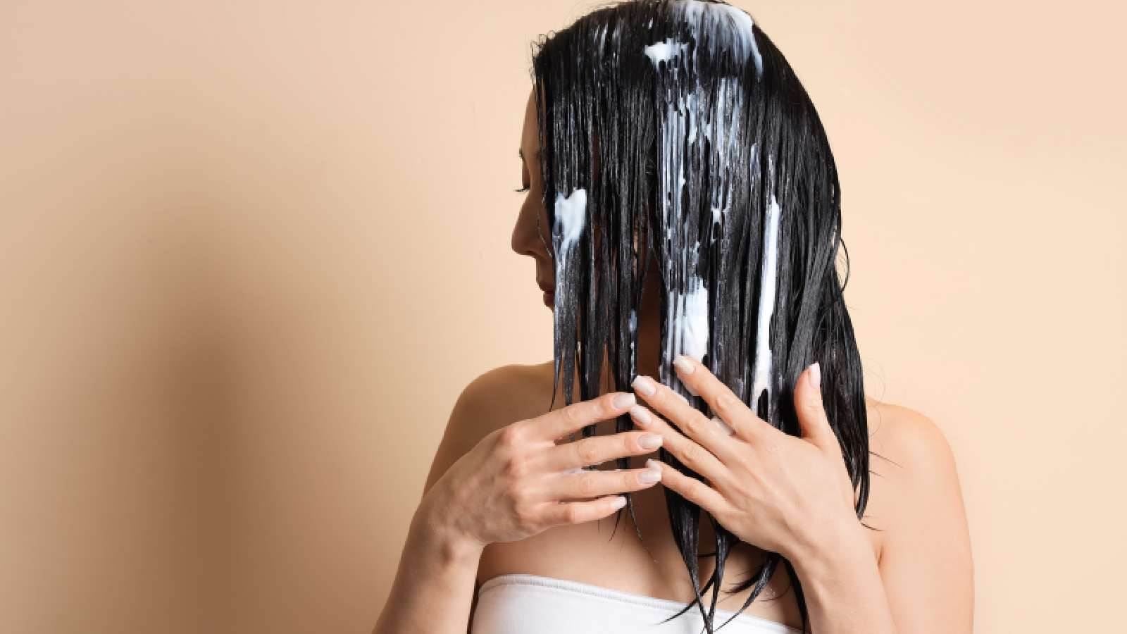 Learn how to use leave-in conditioner: Advantages and steps