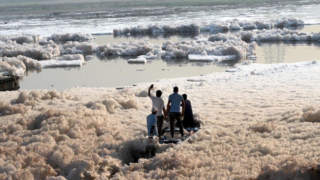 Poisonous foam blankets Yamuna River forward of Chhath Puja, raises air pollution alarms in Delhi NCR | Newest Information India