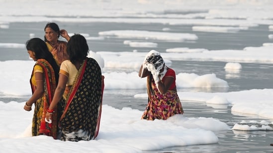 Devotees perform prayers in the polluted Yamuna River on the occasion of Chhath Puja in Noida. (Sunil Ghosh/HT file) 