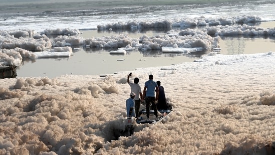 Toxic foam floating on the Yamuna at Kalindi Kunj shows pollution levels remained alarmingly high. (Arvind Yadav/HT Photo)