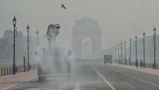 An anti-smog truck spraying mist to settle down the dust particles after the AQI in Delhi is increased at Kartavya Path in New Delhi. (Vipin Kumar/HT file)