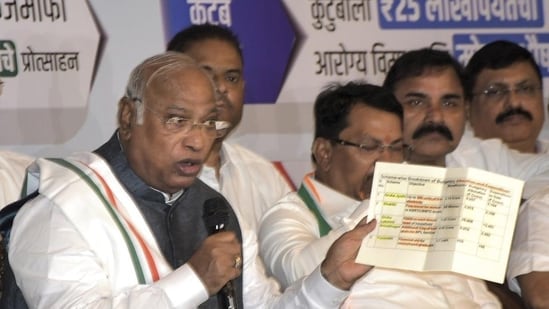 Nagpur: Congress President Mallikarjun Kharge addresses a press conference ahead of the Maharashtra Assembly elections, in Nagpur, Maharashtra, Saturday, Nov 9, 2024. (PTI Photo)(PTI11_09_2024_000235A) (PTI)