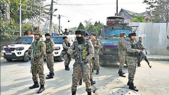 Paramilitary soldiers stand guard near the site of encounter in the Khanyar area of Srinagar on Saturday. (Waseem Andrabi /HT Photo)