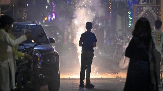 People burning firecrackers on the occasion of Diwali at Pandav Nagar area in New Delhi on October 31 (RAJ K RAJ /HT PHOTO)