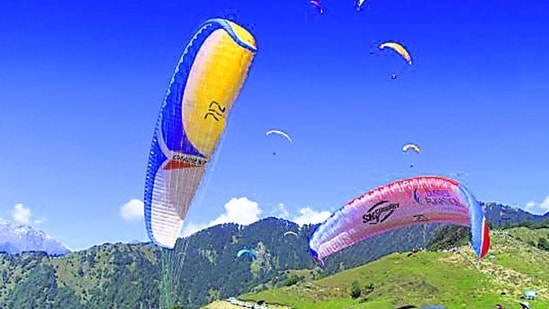 The safety of paragliders has remained one of the prime concerns in Himahal Pradesh as several deaths have been reported in recent years. (HT Photo)